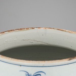 A tall blue and white Chinese porcelain landscape vase, early 18th C. — photo 10