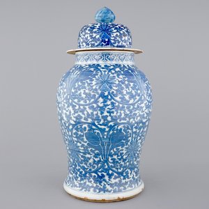 A tall blue and white Chinese porcelain vase and cover with lotus scrolls, 19th C. — photo 1