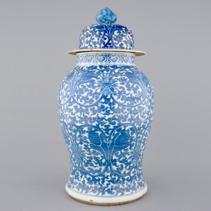 A tall blue and white Chinese porcelain vase and cover with lotus scrolls, 19th C. — photo 2