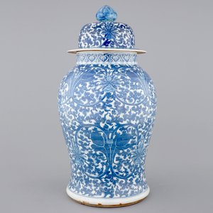 A tall blue and white Chinese porcelain vase and cover with lotus scrolls, 19th C. — photo 3