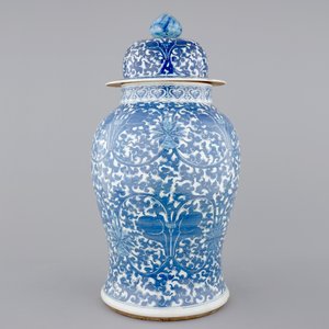 A tall blue and white Chinese porcelain vase and cover with lotus scrolls, 19th C. — photo 4
