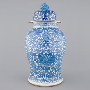 A tall blue and white Chinese porcelain vase and cover with lotus scrolls, 19th C. — photo 5