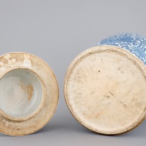 A tall blue and white Chinese porcelain vase and cover with lotus scrolls, 19th C. — photo 6