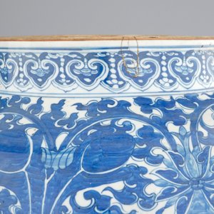 A tall blue and white Chinese porcelain vase and cover with lotus scrolls, 19th C. — photo 7
