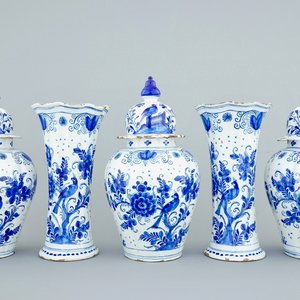 A tall blue and white Dutch Delft five-piece garniture with parrots among foliage, 18th C. — photo 1