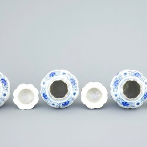 A tall blue and white Dutch Delft five-piece garniture with parrots among foliage, 18th C. — photo 7