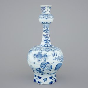 A tall blue and white Dutch Delft garlic neck vase with chinoiserie decoration, 17th C. — 照片 3