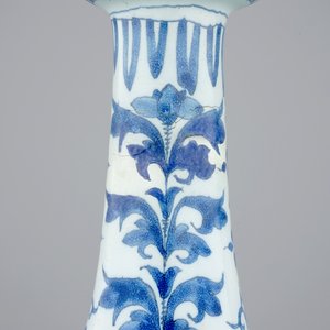 A tall blue and white Dutch Delft garlic neck vase with chinoiserie decoration, 17th C. — 照片 6