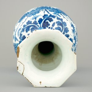A tall blue and white Dutch Delft garlic neck vase with chinoiserie decoration, ca. 1700 — photo 5