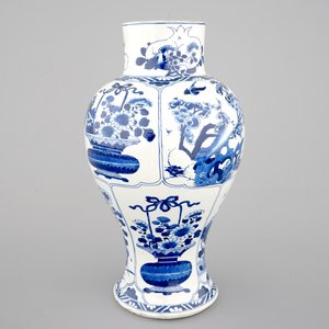 Een grote blauw-witte Chinese porseleinen balustervaas, Kangxi, ca. 1700 — foto 1