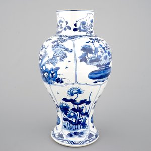 Een grote blauw-witte Chinese porseleinen balustervaas, Kangxi, ca. 1700 — foto 2