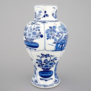 Een grote blauw-witte Chinese porseleinen balustervaas, Kangxi, ca. 1700 — foto 3