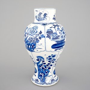 Een grote blauw-witte Chinese porseleinen balustervaas, Kangxi, ca. 1700 — foto 4