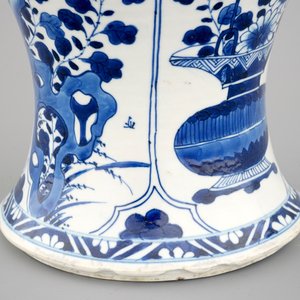 Een grote blauw-witte Chinese porseleinen balustervaas, Kangxi, ca. 1700 — foto 5