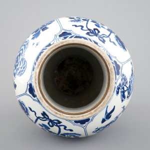Een grote blauw-witte Chinese porseleinen balustervaas, Kangxi, ca. 1700 — foto 6