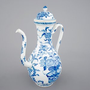 A tall Chinese blue and white ewer with cover, Kangxi, ca. 1700 — photo 1