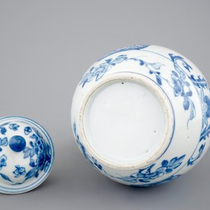 A tall Chinese blue and white ewer with cover, Kangxi, ca. 1700 — photo 7