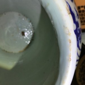 A tall Chinese blue and white 'lotus scroll' vase and cover, Kangxi — 照片 16