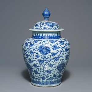 A tall Chinese blue and white 'lotus scroll' vase and cover, Kangxi — 照片 2