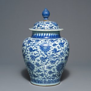 A tall Chinese blue and white 'lotus scroll' vase and cover, Kangxi — 照片 3