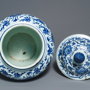 A tall Chinese blue and white 'lotus scroll' vase and cover, Kangxi — 照片 6