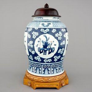 A tall Chinese blue and white porcelain temple jar on gilt wood stand, 19th C. — foto 1