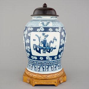 A tall Chinese blue and white porcelain temple jar on gilt wood stand, 19th C. — foto 2