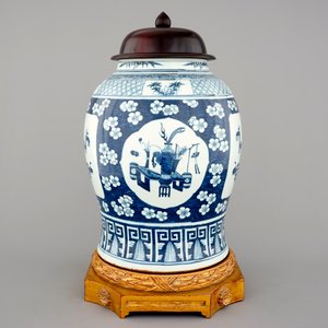 A tall Chinese blue and white porcelain temple jar on gilt wood stand, 19th C. — foto 3