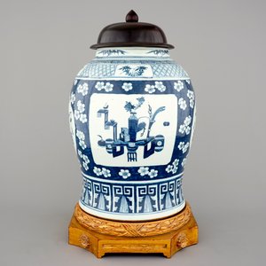 A tall Chinese blue and white porcelain temple jar on gilt wood stand, 19th C. — foto 4