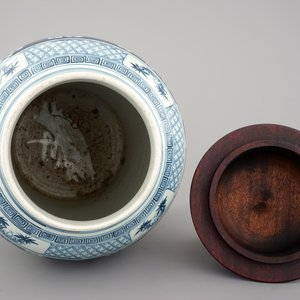 A tall Chinese blue and white porcelain temple jar on gilt wood stand, 19th C. — foto 5