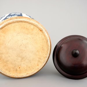 A tall Chinese blue and white porcelain temple jar on gilt wood stand, 19th C. — foto 6