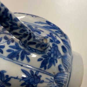 A tall Chinese blue and white teapot and cover, Kangxi — 照片 12