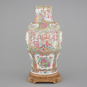 A tall Chinese Canton rose medallion porcelain vase on gilt wood stand, 19th C. — photo 1