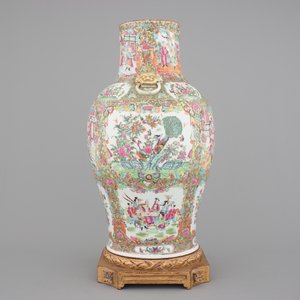 A tall Chinese Canton rose medallion porcelain vase on gilt wood stand, 19th C. — photo 2