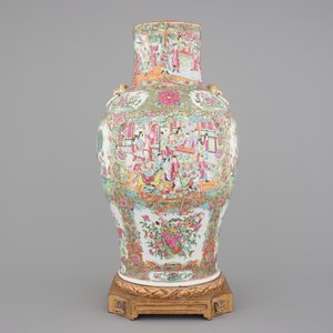 A tall Chinese Canton rose medallion porcelain vase on gilt wood stand, 19th C. — photo 3