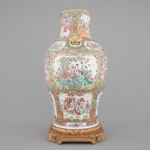 A tall Chinese Canton rose medallion porcelain vase on gilt wood stand, 19th C. — photo 4