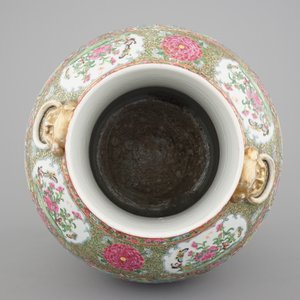A tall Chinese Canton rose medallion porcelain vase on gilt wood stand, 19th C. — photo 5