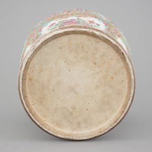 A tall Chinese Canton rose medallion porcelain vase on gilt wood stand, 19th C. — photo 6