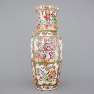 A tall Chinese Canton rose medallion vase with swirled mouth, 19th C. — photo 1