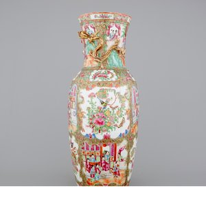 A tall Chinese Canton rose medallion vase with swirled mouth, 19th C. — photo 2