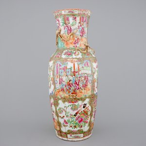A tall Chinese Canton rose medallion vase with swirled mouth, 19th C. — photo 3