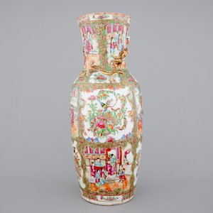 A tall Chinese Canton rose medallion vase with swirled mouth, 19th C. — photo 4