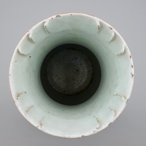 A tall Chinese Canton rose medallion vase with swirled mouth, 19th C. — photo 5