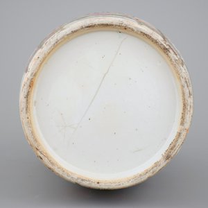 A tall Chinese Canton rose medallion vase with swirled mouth, 19th C. — photo 6