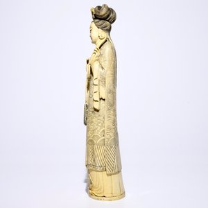 A tall Chinese carved ivory figure of Guanyin, 19th C. — photo 2