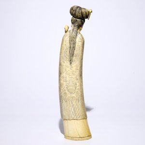 A tall Chinese carved ivory figure of Guanyin, 19th C. — photo 3