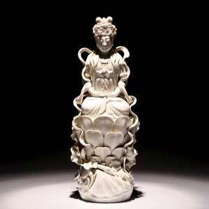 A tall Chinese Dehua blanc de Chine Guanyin seated on a lotus flower, 19/20th C. — 照片 2