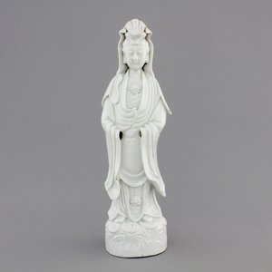 A tall Chinese Dehua blanc de Chine porcelain  Guanyin, 18/19th C. — photo 1