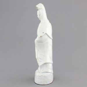 A tall Chinese Dehua blanc de Chine porcelain  Guanyin, 18/19th C. — photo 2