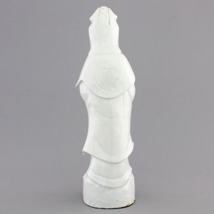 A tall Chinese Dehua blanc de Chine porcelain  Guanyin, 18/19th C. — photo 3